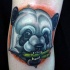 Illustrativer Stil farbiges Bein Tattoo von Pandas Kopf mit Bambus