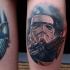 Illustrativer Stil farbiges Bein Tattoo von Stormtrooper mit Blaster