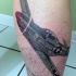 Illustrativer Stil farbiges Bein Tattoo mit WW2 Jagdflugzeug