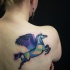 Illustrativstil farbiger Schulterblatt Tattoo des Pegasus