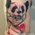 Illustrativer Stil farbiges Seite Tattoo von Pandabären mit Bambus