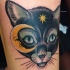 Tatuagem colorida do estilo ilustrativo do gato da fantasia com lua e estrela