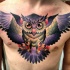 Illustrativer Stil gefärbtes Tattoo an ganzer Brust mit großer Eule