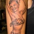 Tatuaje en el brazo,
chica pin up hermosa en bañador