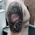 Tatuaje en el brazo,
reloj retro con rosa, diseño adorable