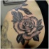 Tatuaje en el hombro, rosa elegante de colores negro y blanco