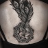 impressionante nero e bianco mistico piume di pavone  con diamante tatuaggio su schiena