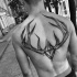 Impresionante tatuaje de la parte superior de la espalda de Blackwork de los cuernos de venado