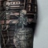 Tatuaje en el muslo,  esqueletos divertidos con  cerveza en un bar