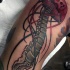 Tatuaje en el brazo, medusa con espina dorsal, idea interesante