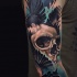 Tatuaje en el brazo, hosmbre con cráneo en la espalda y alas grandes