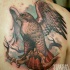 Tatuaje en el omóplato,  águila graciosa en la rama