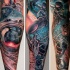 Tatuaje en el brazo,
cosmonauta en el espacio precioso, colores diferentes