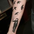 impressionante dipinto inchiostro nero ragazzo con palloncino a forma di uccelli tatuaggio su braccio