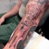 impressionante dipinto realigioso inchiostro nero antica spada con corona tatuaggio manicotto