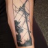 Tatuaje en el antebrazo, cables eléctricos de tinta negra