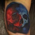 Tatuaje en el brazo, cráneo realista en la oscuridad