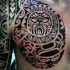 Tatuaje en el hombro, ornamento polinesio negro