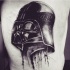 Tatuaje en el muslo, máscara de Darth Vader de colores oscuros