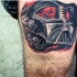Tatuaje de Darth Vader volumétrico en el muslo