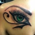 Tatuajes en el omóplato, ojo realista verde de Horus