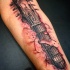 Tatuaje en el brazo,
guitarra eléctrica fascinante debajo de la piel en sangre