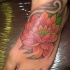 Tatuaje  de loto brillante en el pie