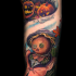 Tatuaje en el brazo,
jardín con calabazas y espantapájaro divertido, tema de Halloween