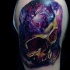Tatuaje en el brazo, cráneo en el fondo cósmico