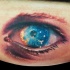 Tatuaje en la pierna, ojo azul con cosmos en la pupila