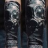 Tatuaje en el antebrazo,
máscara antigás impresionante bien pintada