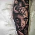 Tatuaje en el antebrazo,
Medusa espantosa con lagrimas sangrientas