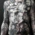 Unglaubliches sehr detailliertes schwarzes Tattoo am ganzen Körper mit verschiedenen Filmhelden Portraits