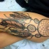 indiano cacciatore dei sogni con piume tatuaggio sulla coscia