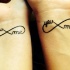 Tatuajes en las muñecas, infinitos sencillos para pareja