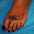 inchiostro piuma tatuaggio su piede di ragazza