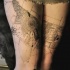 Tatuaje en los muslos, 
esquema compleja secreta, colores negro blanco