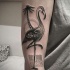 Tatuaje en el brazo,
flamenco con palmera y mar, estilo interesante simple negro blanco