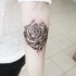 Tatuaje de flor rosa interesante en el antebrazo