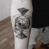 interessante combinazione nero e bianco figure geometriche con cranio tatuaggio su braccio