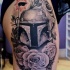 Tatuaje en el muslo, 
casco de darth vader   y flores