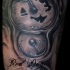 Tatuaje de relojes interesantes  en el brazo