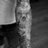 Tatuaje en el antebrazo, cráneo alas y rosa, diseño precioso, tinta gris y negra
