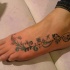 Tatuaje en el pie, patrón floral multicolor