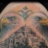 Tatuaje en el hombro, ciudad antigua fascinante con dos águilas lindas