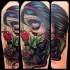 Tatuaje en el brazo, chica misteriosa con manzana roja