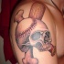 interessante cranio in stile di baseball tatuaggio sulla spalla