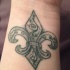 Tatuaje en la muñeca,
 flor de lis preciosa