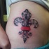 fleur de lis fantasia in colore rosso nero tatuaggio