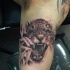 Tatuaje en el brazo, jaguar en la hierba, diseño gris